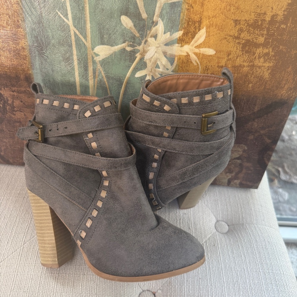 Venus Grey Wood Heels Boot, Size 8! NWOT! - Picture 1 of 9